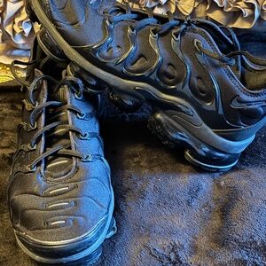 Nike Men's Black Air Max Plus Sneakers